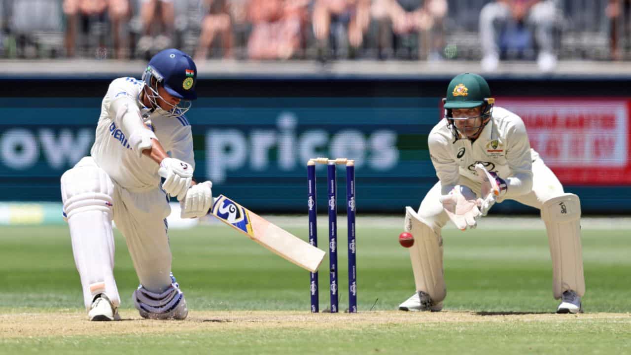 IND vs AUS: ডাবল থেকে দূরে থামলেন যশস্বী, পয়েন্টে আটকে গেল সচিনদের ছোঁয়ার স্বপ্ন IND vs AUS: ডাবল থেকে দূরে থামলেন যশস্বী, পয়েন্টে আটকে গেল সচিনদের ছোঁয়ার স্বপ্ন