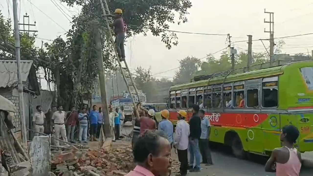 Bus Accident: বিদ্যুতের খুঁটিতে ধাক্কা মেরে সোজা চায়ের দোকানে ঢুকে গেল বাস! মৃত্যু এড়ানো গেলেও হাসপাতালে ১০ Bus Accident: বিদ্যুতের খুঁটিতে ধাক্কা মেরে সোজা চায়ের দোকানে ঢুকে গেল বাস! মৃত্যু এড়ানো গেলেও হাসপাতালে ১০
