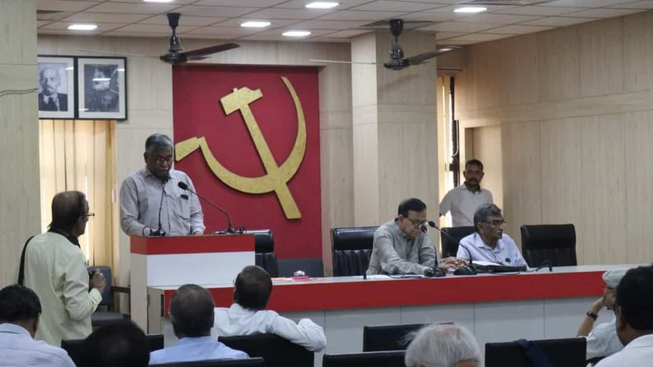 CPIM: সম্মেলনে হাতাহাতি থেকে তন্ময় ‘অস্বস্তি’, ‘অনুশাসন’ প্রশ্নে কী স্থির হল CPIM-র রাজ্য কমিটির বৈঠকে? CPIM: সম্মেলনে হাতাহাতি থেকে তন্ময় ‘অস্বস্তি’, ‘অনুশাসন’ প্রশ্নে কী স্থির হল CPIM-র রাজ্য কমিটির বৈঠকে?