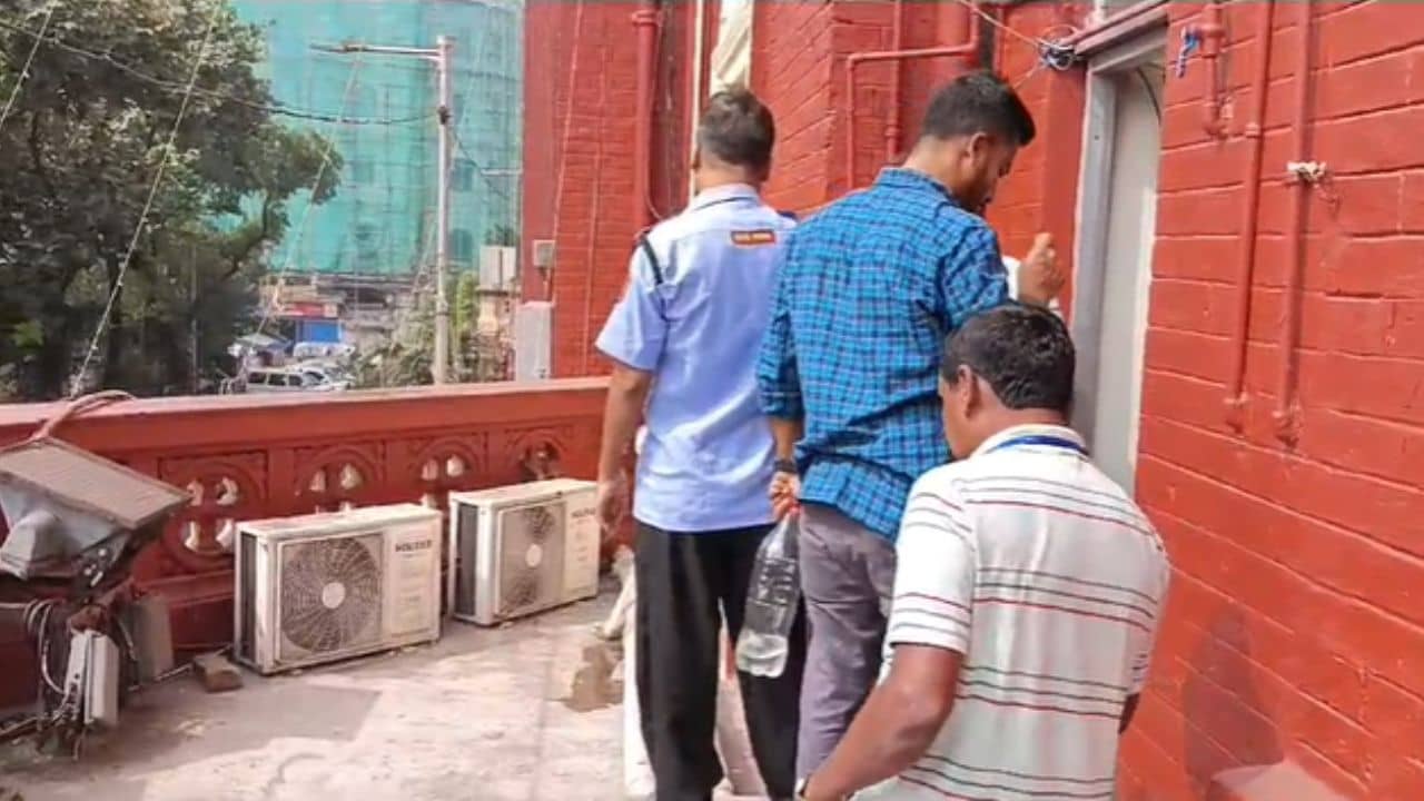 Calcutta municipality: কলকাতা পুরসভায় তুমুল হইচই, অতীন ঘোষের ঘরের কাছে যেতেই পিলে চমকে গেল কর্মীদের