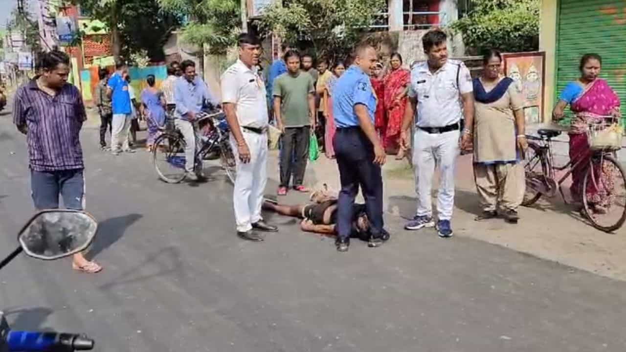 Chinsurah: মন্দির থেকে চুরি করছিল, এলাকাবাসী হাতেনাতে ধরতেই কী করল জানেন চোর? Chinsurah: মন্দির থেকে চুরি করছিল, এলাকাবাসী হাতেনাতে ধরতেই কী করল জানেন চোর?