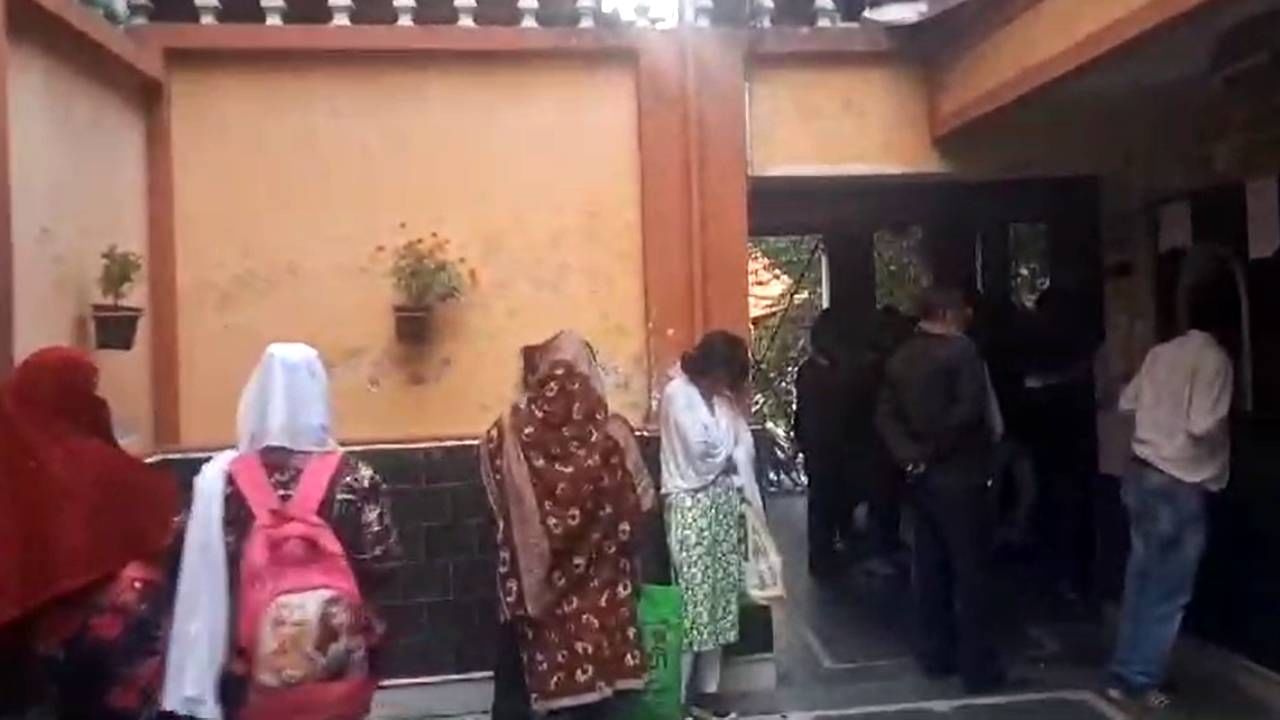 Ranaghat: সিনেমা চলাকালীন হলে এ কী কাণ্ড, রানাঘাট টকিজকে ঘিরে উদ্বেগ Ranaghat: সিনেমা চলাকালীন হলে এ কী কাণ্ড, রানাঘাট টকিজকে ঘিরে উদ্বেগ