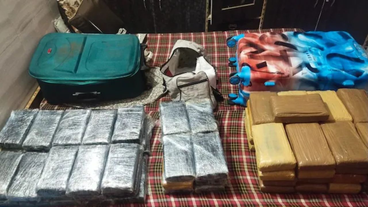 Cocaine worth Rs 900 Crore Seized: একেবারে ৯০০ কোটি টাকার কোকেন! হকচকিয়ে গেলেন তদন্তকারীরাই