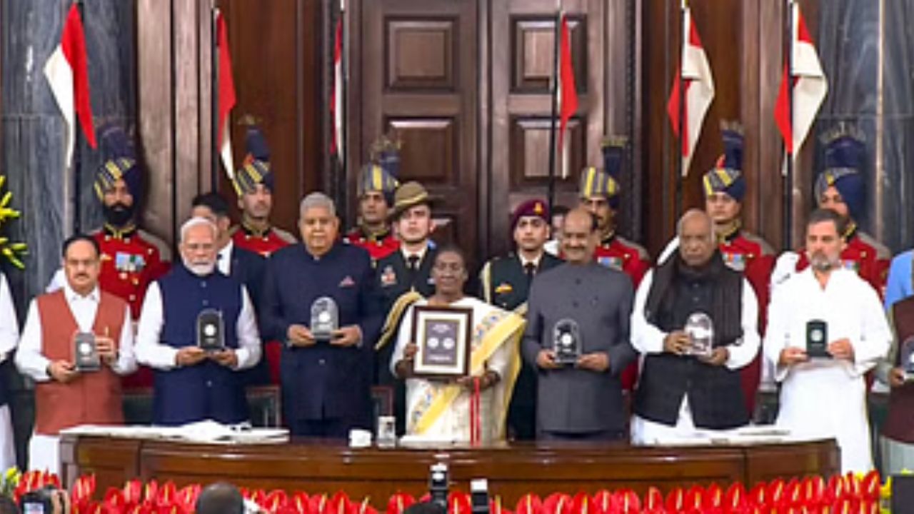 President Droupadi Murmu on Constitution Day: সংবিধান দিবসে সরকার-বিরোধীকে সংবিধানের প্রস্তাবনা পাঠ করালেন রাষ্ট্রপতি