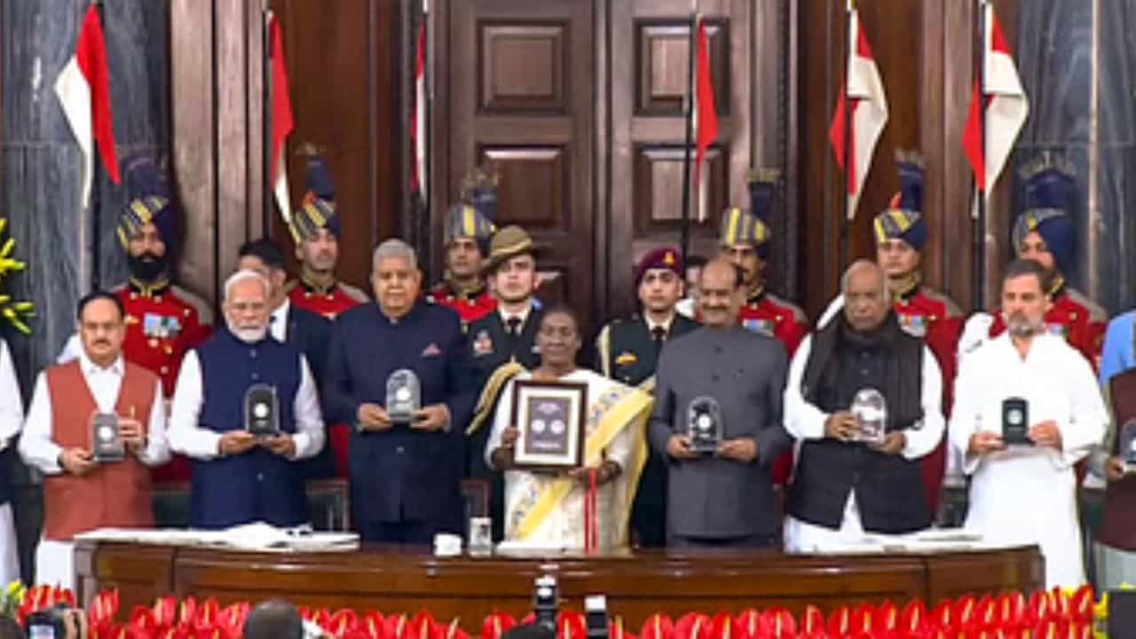 President Droupadi Murmu on Constitution Day: সংবিধান দিবসে সরকার-বিরোধীকে সংবিধানের প্রস্তাবনা পাঠ করালেন রাষ্ট্রপতি President Droupadi Murmu on Constitution Day: সংবিধান দিবসে সরকার-বিরোধীকে সংবিধানের প্রস্তাবনা পাঠ করালেন রাষ্ট্রপতি