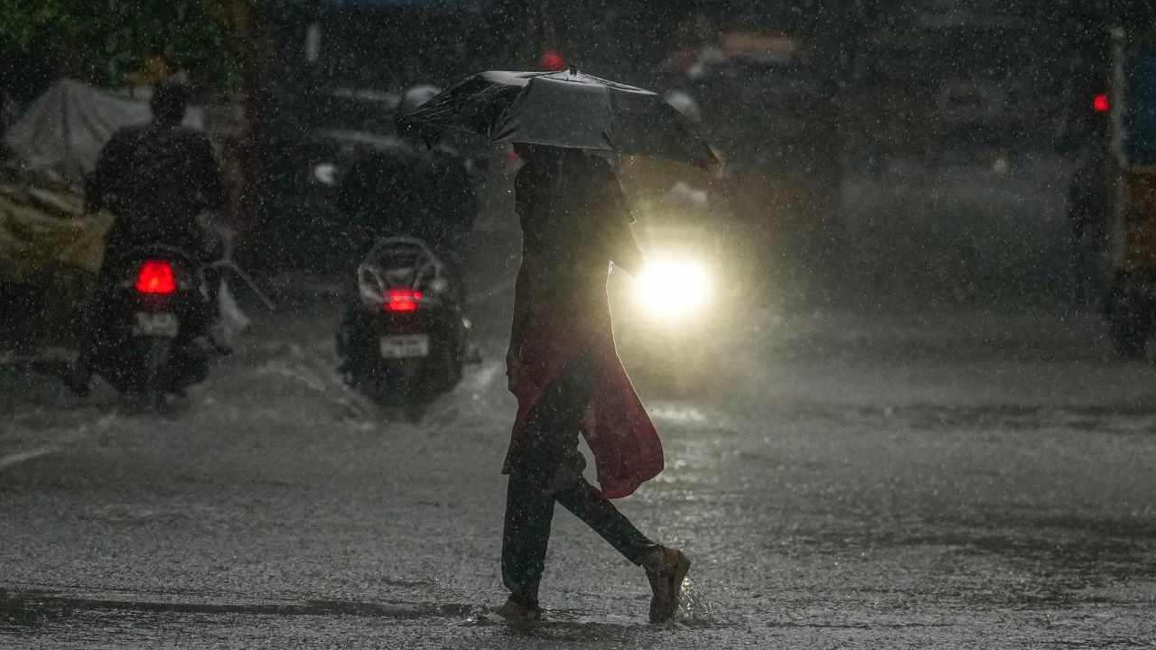 Cyclone Fengal: ঘণ্টাখানেকেই আছড়ে পড়ছে ঘূর্ণিঝড় ফেইঞ্জাল, শীতের কাঁপুনি আর কতটা বাড়াবে অকালবৃষ্টি?