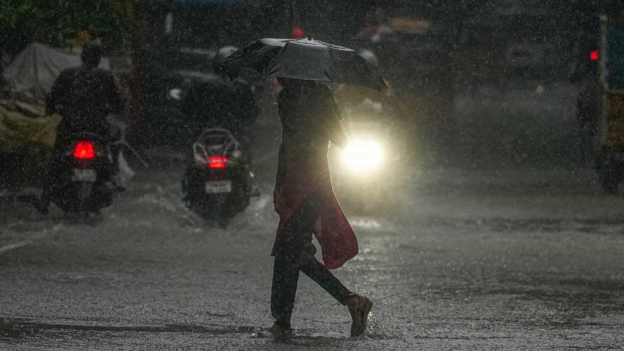 Cyclone Fengal: ঘণ্টাখানেকেই আছড়ে পড়ছে ঘূর্ণিঝড় ফেইঞ্জাল, শীতের কাঁপুনি আর কতটা বাড়াবে অকালবৃষ্টি? Cyclone Fengal: ঘণ্টাখানেকেই আছড়ে পড়ছে ঘূর্ণিঝড় ফেইঞ্জাল, শীতের কাঁপুনি আর কতটা বাড়াবে অকালবৃষ্টি?