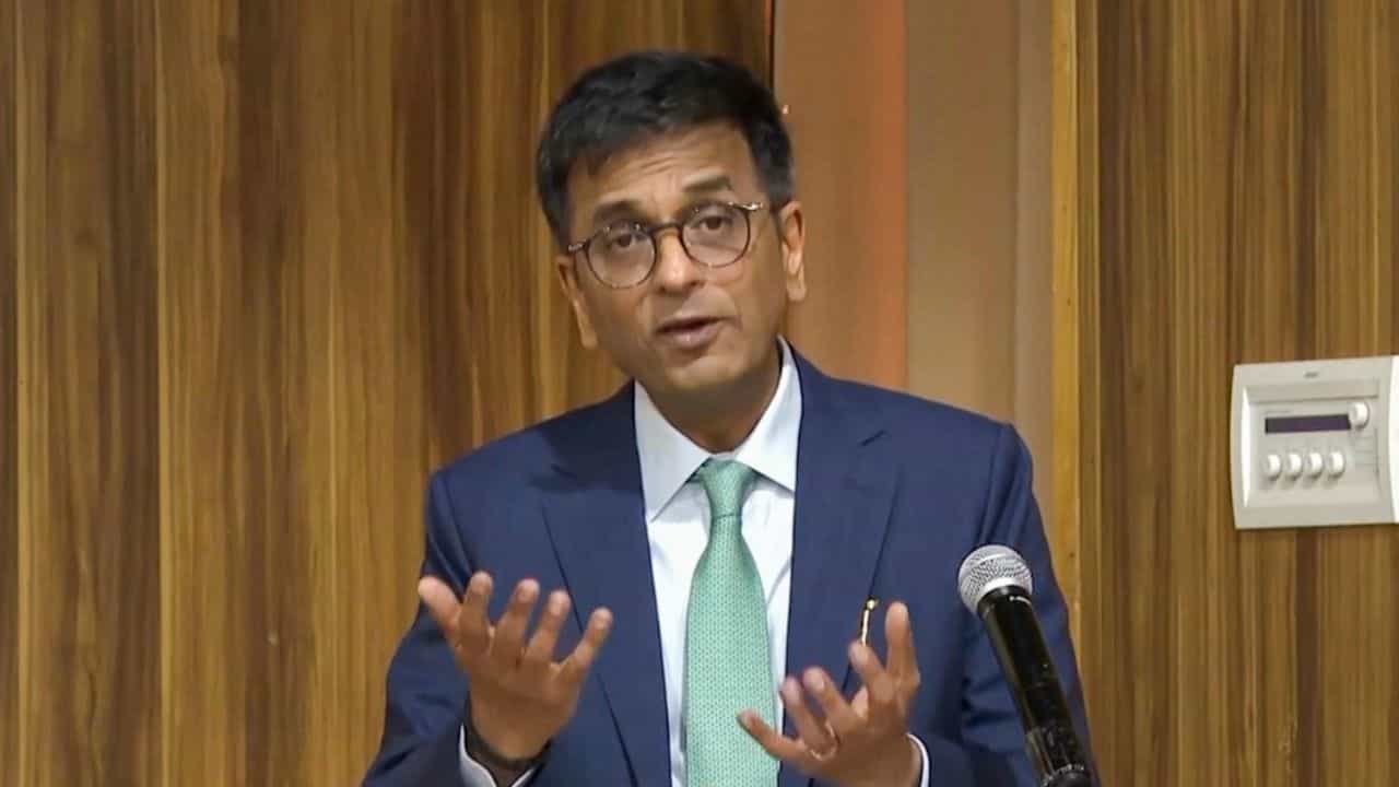 DY Chandrachud: আরজিকর থেকে ডিএ, শিক্ষা দুর্নীতি- জমে মামলার পাহাড়, অবসরের পরও ট্রোলিং কেন পিছু ছাড়ছে না চন্দ্রচূড়ের? DY Chandrachud: আরজিকর থেকে ডিএ, শিক্ষা দুর্নীতি- জমে মামলার পাহাড়, অবসরের পরও ট্রোলিং কেন পিছু ছাড়ছে না চন্দ্রচূড়ের?