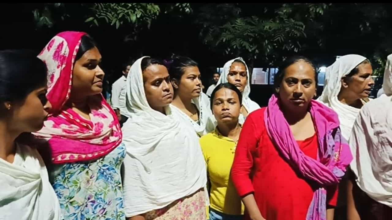 Hooghly: ডানকুনি টোল থাকবে কার দখলে? দুই বৃহন্নলা গোষ্ঠীর সংঘর্ষে ধুন্ধুমারকাণ্ড Hooghly: ডানকুনি টোল থাকবে কার দখলে? দুই বৃহন্নলা গোষ্ঠীর সংঘর্ষে ধুন্ধুমারকাণ্ড