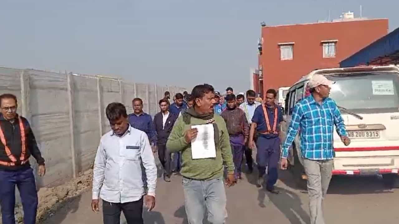 Hooghly: কোটি কোটি টাকা দুর্নীতির অভিযোগ দুই তৃণমূল নেতার বিরুদ্ধে, ডানকুনি টোল প্লাজায় উত্তেজনা Hooghly: কোটি কোটি টাকা দুর্নীতির অভিযোগ দুই তৃণমূল নেতার বিরুদ্ধে, ডানকুনি টোল প্লাজায় উত্তেজনা