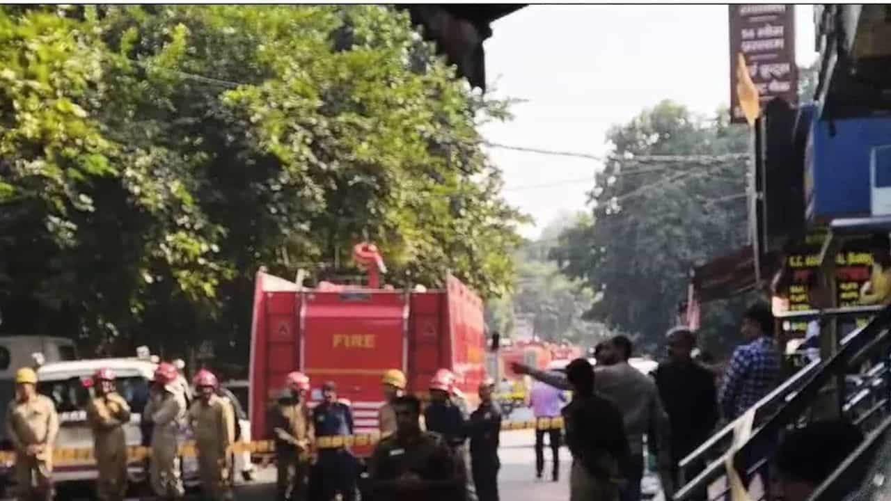 Delhi Blast: রাজধানীতে বোমাতঙ্ক! এক মাসে একই এলাকায় ফের বিস্ফোরণ, তদন্ত করছে পুলিশ Delhi Blast: রাজধানীতে বোমাতঙ্ক! এক মাসে একই এলাকায় ফের বিস্ফোরণ, তদন্ত করছে পুলিশ