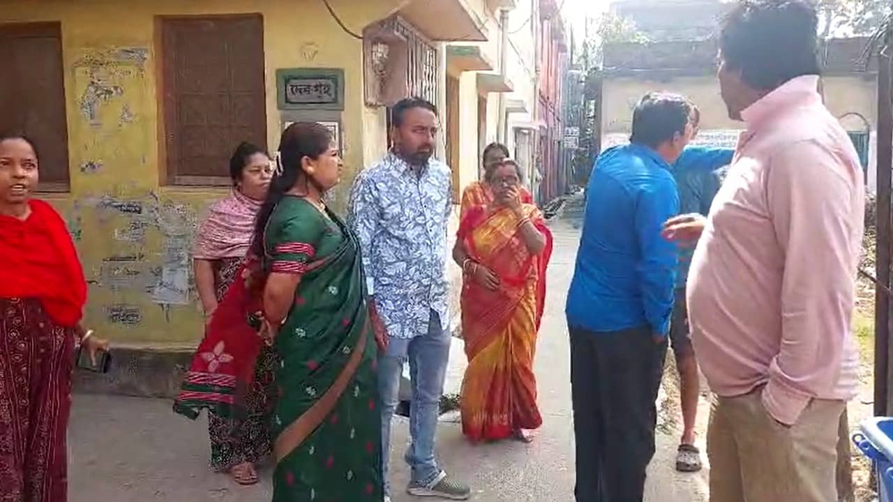 Dengue in Tarakeshwar: তারকেশ্বরে বাড়ছে ডেঙ্গির দাপট, হাসপাতালে ভিড়, পৌরসভাকে কাঠগড়ায় তুলে ফুঁসছে এলাকাবাসী