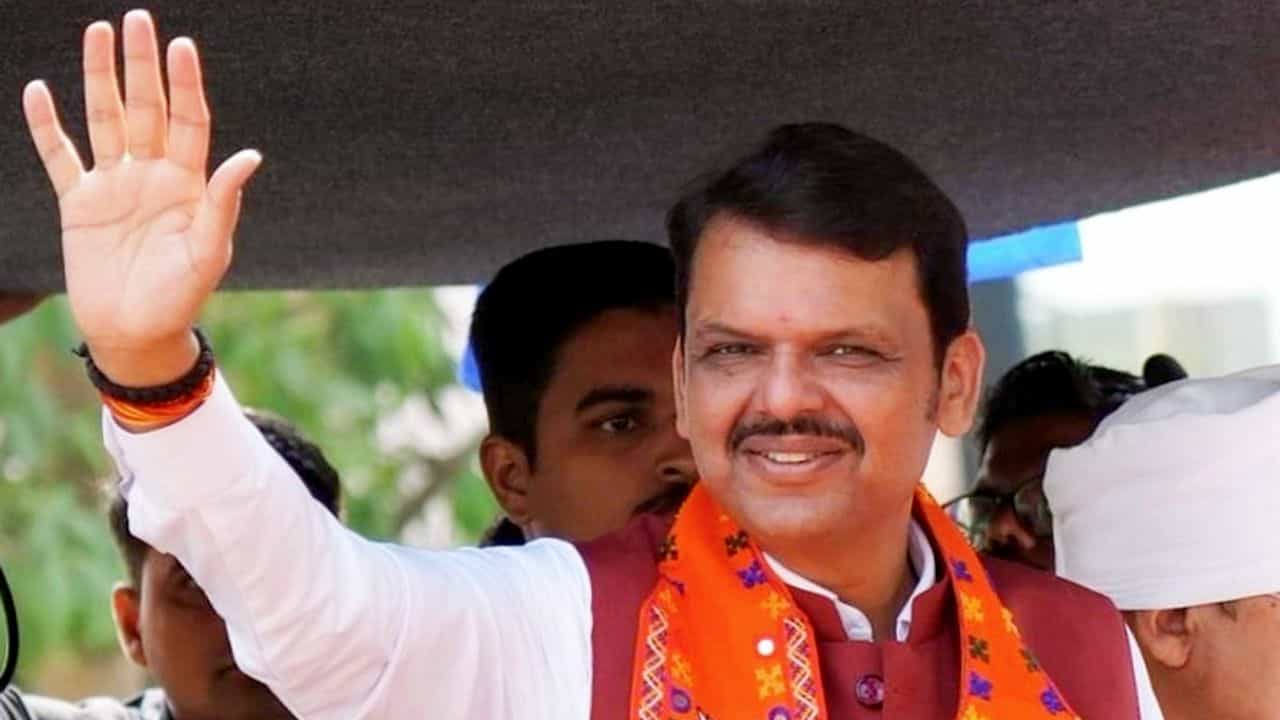 শেষ হাসি হাসলেন দেবেন্দ্র ফড়ণবীসই, মুখ্যমন্ত্রীর গদিতে বসবেন বৃহস্পতিবার শেষ হাসি হাসলেন দেবেন্দ্র ফড়ণবীসই, মুখ্যমন্ত্রীর গদিতে বসবেন বৃহস্পতিবার