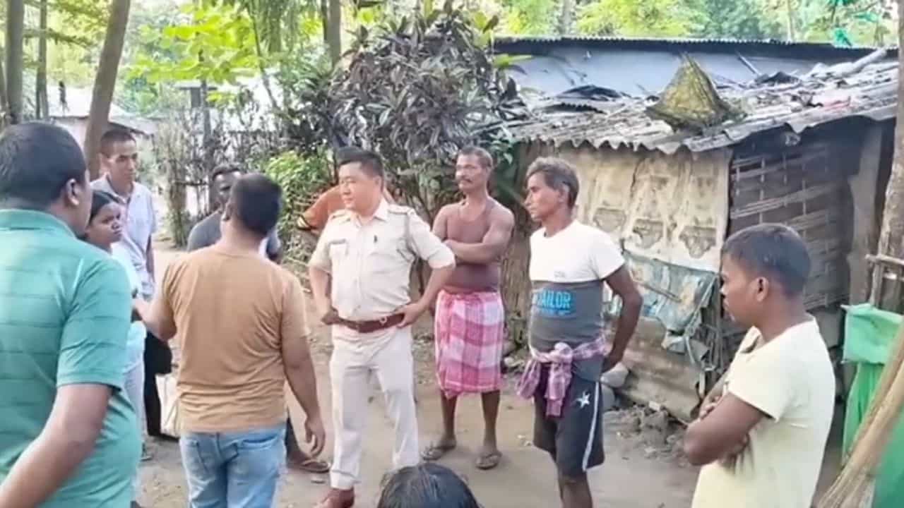 Jalpaiguri: বাবাকে পিটিয়ে খুনের অভিযোগ ছেলের বিরুদ্ধে, চাঞ্চল্য মেটেলিতে Jalpaiguri: বাবাকে পিটিয়ে খুনের অভিযোগ ছেলের বিরুদ্ধে, চাঞ্চল্য মেটেলিতে