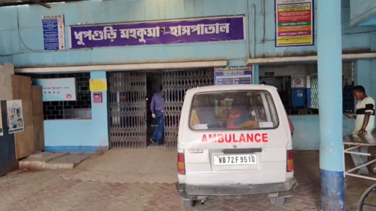 Dhupguri: নারকেল দড়ির একদিকে ঝুলছেন বাবা, অন্যপ্রান্তে ঝুলছে ১৪ বছরের মেয়ে Dhupguri: নারকেল দড়ির একদিকে ঝুলছেন বাবা, অন্যপ্রান্তে ঝুলছে ১৪ বছরের মেয়ে
