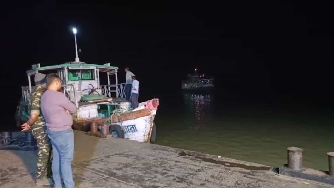 Diamond Harbour: লঞ্চ চলছিল, হঠাৎ করে হগলী নদীতে ঝাঁপ দিল যুবক Diamond Harbour: লঞ্চ চলছিল, হঠাৎ করে হগলী নদীতে ঝাঁপ দিল যুবক