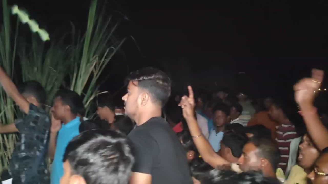 Durgapur: পাশে পড়ে লুঙ্গি, উপুড় হয়ে পড়ে দেহ, ভয়াবহ ঘটনা দুর্গাপুরে Durgapur: পাশে পড়ে লুঙ্গি, উপুড় হয়ে পড়ে দেহ, ভয়াবহ ঘটনা দুর্গাপুরে