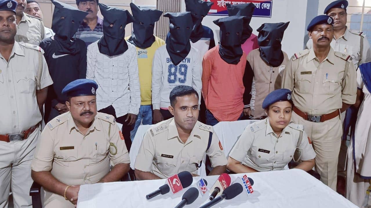 Purbo Medinipur: ওদের মধ্যে মিশেছিল মহিলা, পুলিশের কাছে খবর ছিল, উদ্ধার কয়েক লক্ষ টাকার সম্পত্তি