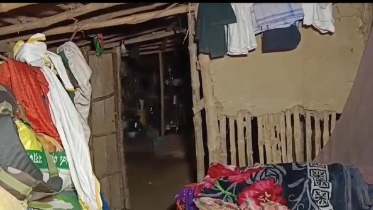 Purbo Medinipur: শাড়ি টাঙিয়ে আড়াল... টাকা দিতে পারিনি, তাই রাত হতে ত্রিপল টাঙিয়েই কিনা..., বিপন্নতা দেখে চোখ নীচু করছে সমাজ