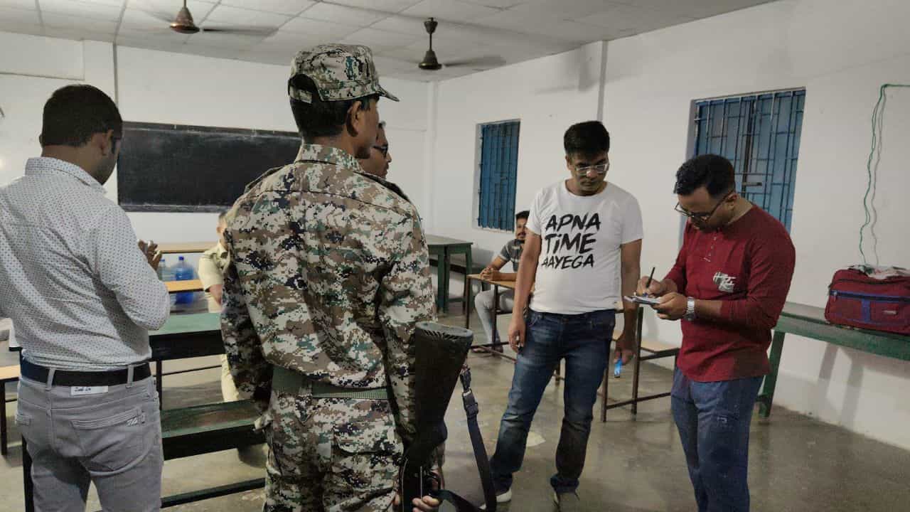 Jalpaiguri: রাত হলেই দাপিয়ে বেড়ায় ওরা, ভোটের আগে কী ব্যবস্থা নিল বনদফতর Jalpaiguri: রাত হলেই দাপিয়ে বেড়ায় ওরা, ভোটের আগে কী ব্যবস্থা নিল বনদফতর