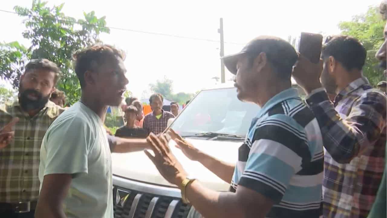 Madarihat By-Elections 2024 Voting: 'ওদের লজ্জা থাকা উচিত ৮ বছর কোনও কাজ করেনি' Madarihat By-Elections 2024 Voting: 'ওদের লজ্জা থাকা উচিত ৮ বছর কোনও কাজ করেনি'