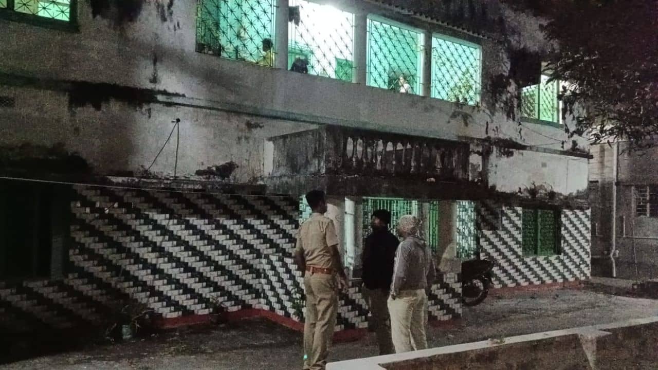 Extra Maratial Affair: স্ত্রীর নাকি মন মজেছে পরপুরুষে, কানাঘুষো শুনতেই ভয়াবহ কাণ্ড ঘটালেন স্বামী