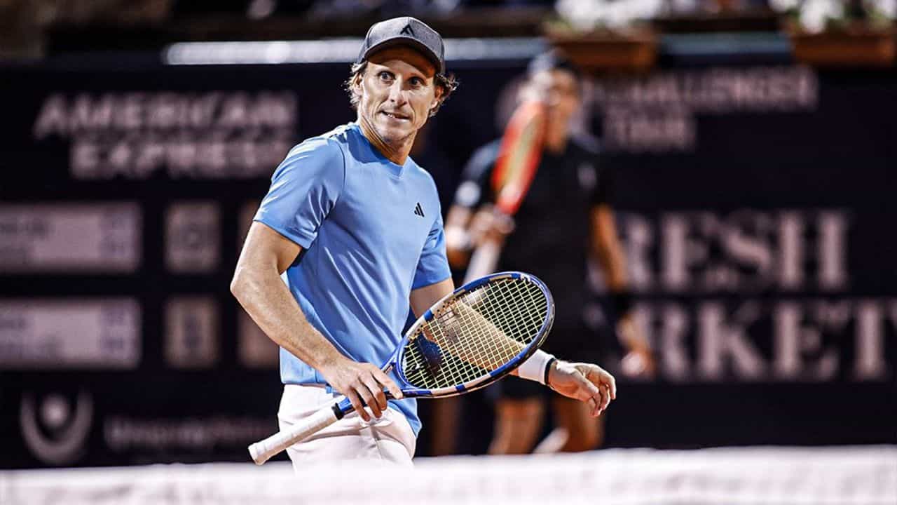 Diego Forlan: ৪৫এও সম্ভব? ফুটবল ছেড়ে পেশাদার টেনিসে পা দিয়েগো ফোরলানের? তবে... Diego Forlan: ৪৫এও সম্ভব? ফুটবল ছেড়ে পেশাদার টেনিসে পা দিয়েগো ফোরলানের? তবে...