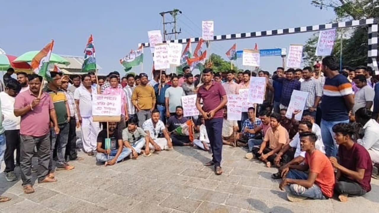 Jalpaiguri: উত্তরবঙ্গে মমতা, মমতার দৃষ্টি আকর্ষণ করতে অভিনব ‘প্রতিবাদ’, ময়দানে তৃণমূল কর্মীরা