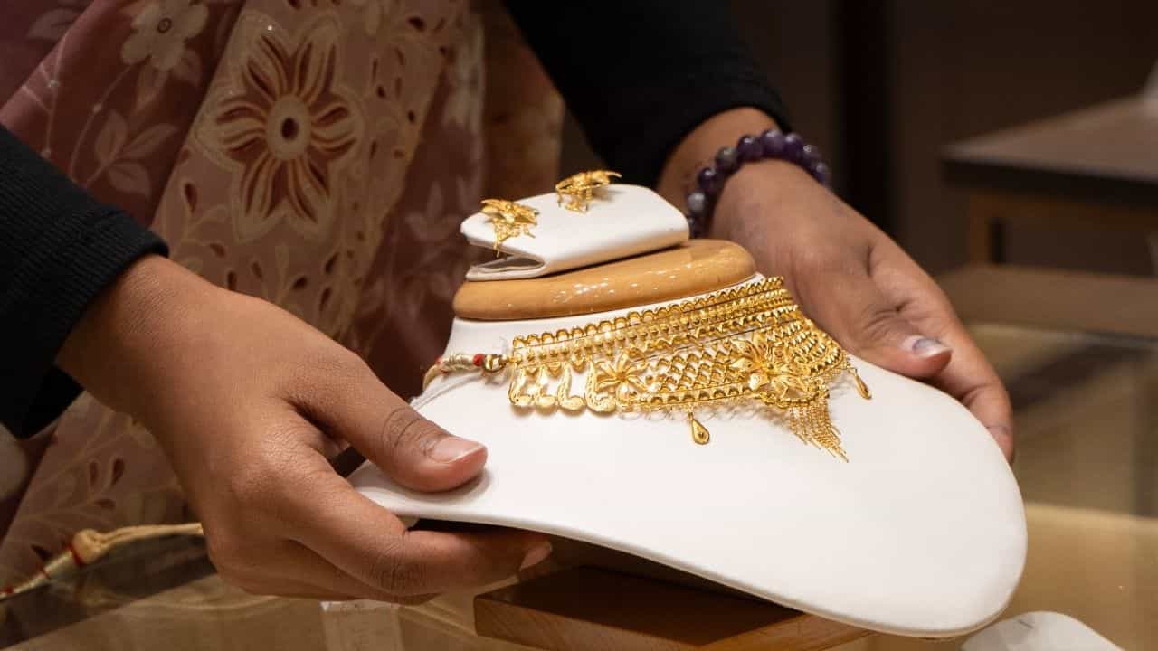 Gold Price Today: ৬ হাজার টাকার নীচে নামল সোনার দর, এই সুযোগ মিস করলে পস্তাবেন খুব Gold Price Today: ৬ হাজার টাকার নীচে নামল সোনার দর, এই সুযোগ মিস করলে পস্তাবেন খুব