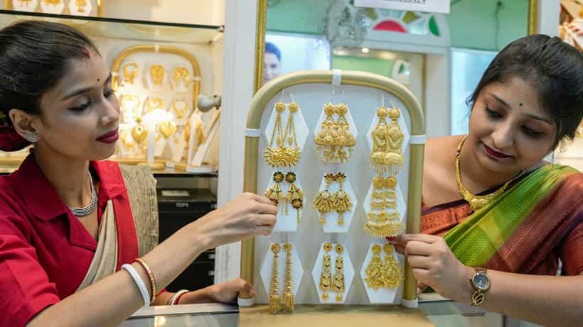 Gold Price Today: কলকাতায় হঠাৎ সস্তা হল সোনা, সুযোগ থাকতে থাকতেই কিনে নিন...