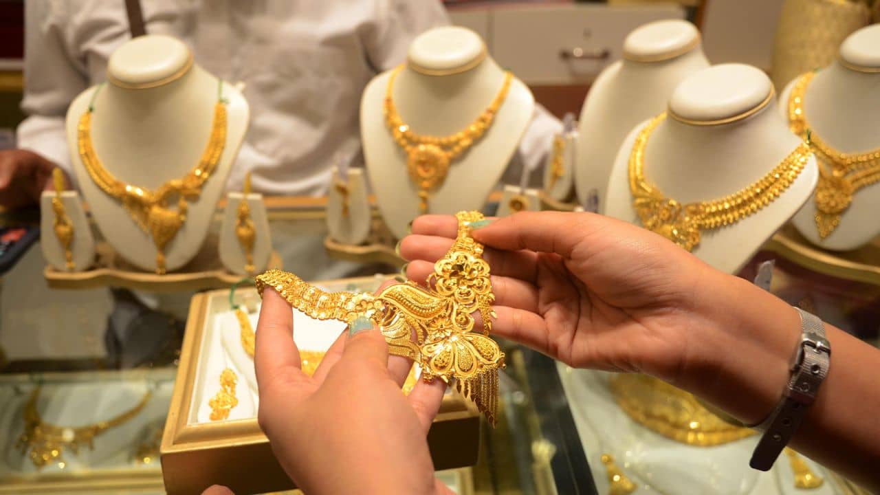 Gold Price Today: লক্ষ্মীবারে ৬ হাজার টাকার নীচে নামল সোনার দাম, গহনা কিনতে আর দেরি করবেন না...