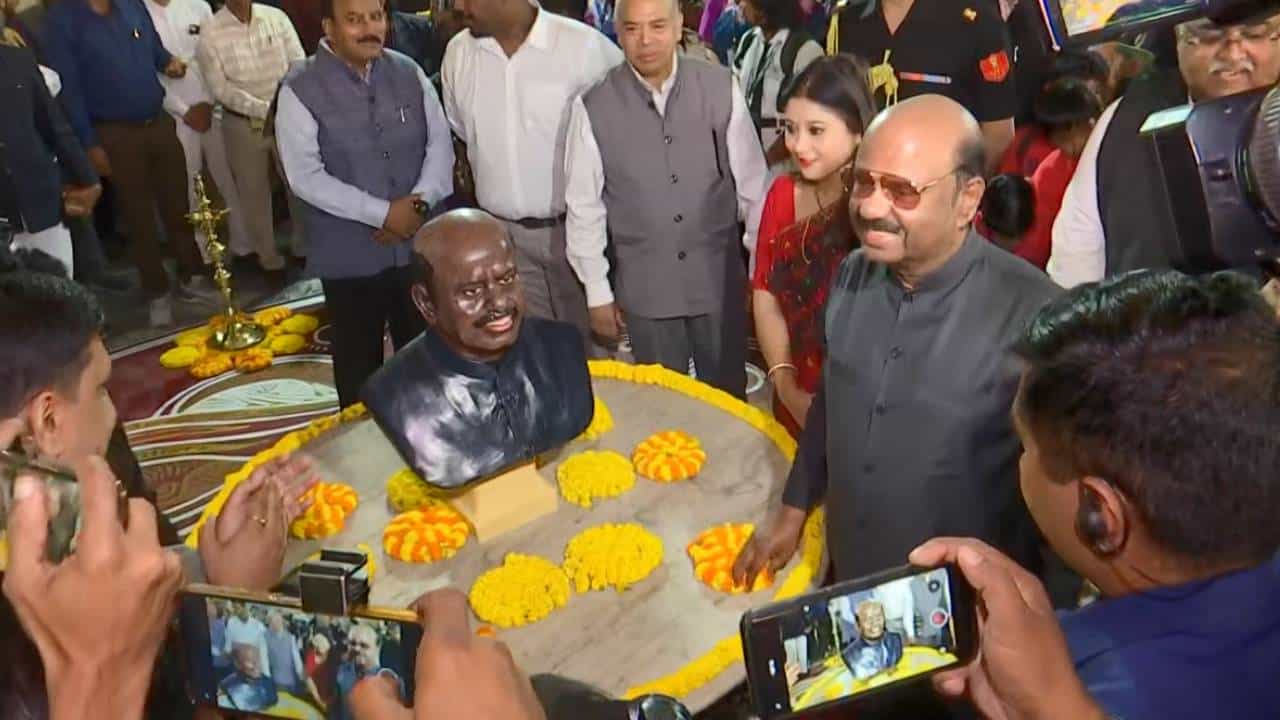 CV Ananda Bose: সিভি-তে নয়া পালক, ছবি শেয়ার করে ব্রাত্য লিখলেন ‘এ তো পুরো জটায়ু’ CV Ananda Bose: সিভি-তে নয়া পালক, ছবি শেয়ার করে ব্রাত্য লিখলেন ‘এ তো পুরো জটায়ু’