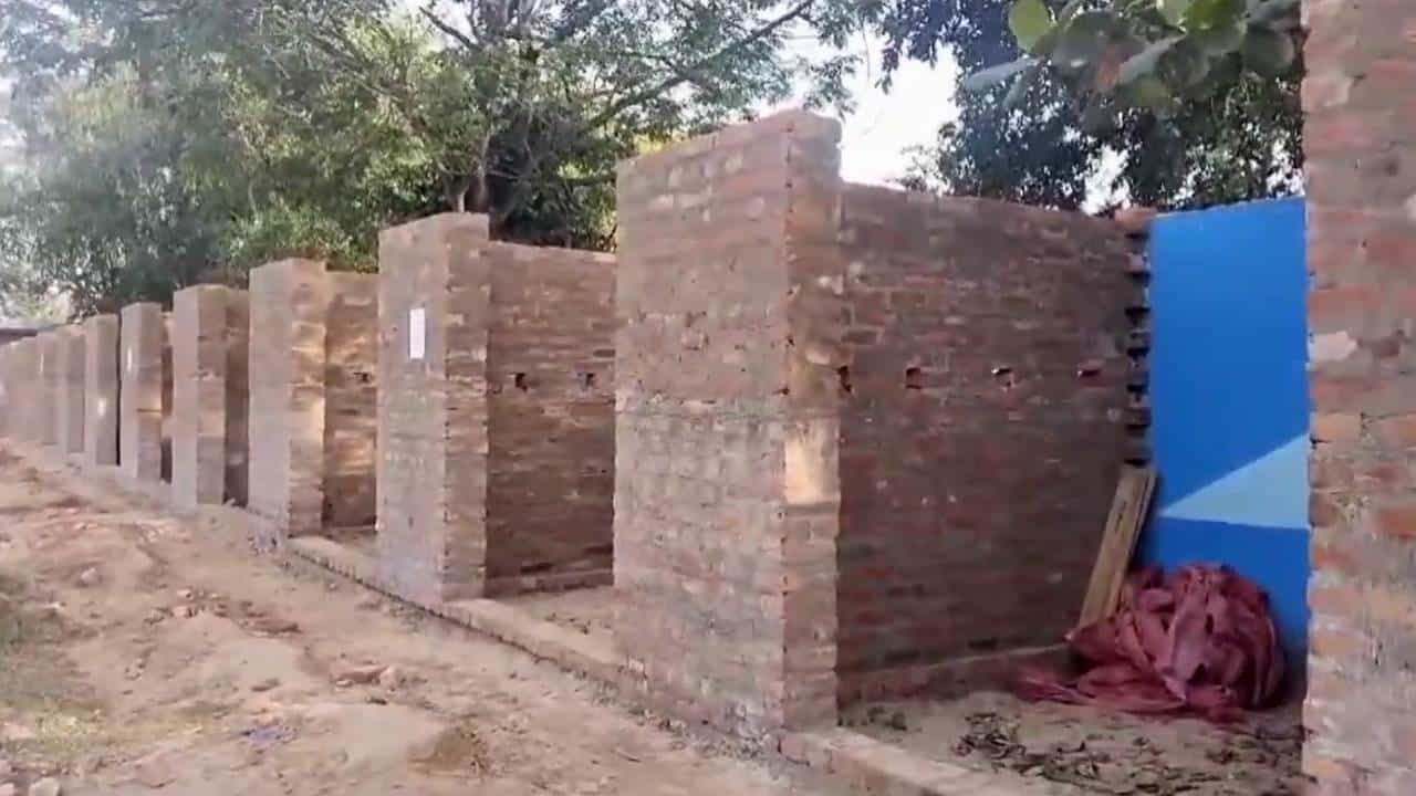Purba Bardhaman: সরকারি জায়গায় রাতারাতি গজিয়ে উঠল একের পর এক ‘বেসরকারি’ দোকান, সবই জানেন প্রধান? Purba Bardhaman: সরকারি জায়গায় রাতারাতি গজিয়ে উঠল একের পর এক ‘বেসরকারি’ দোকান, সবই জানেন প্রধান?