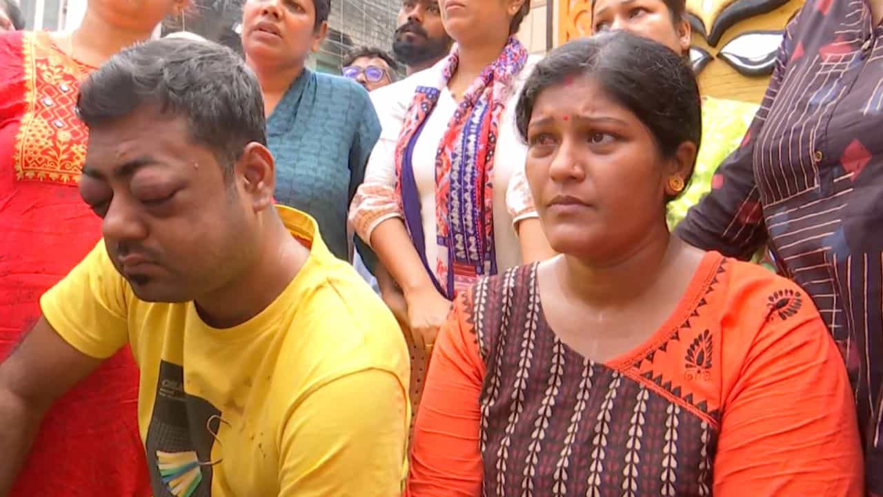 Haltu: পুজোর উদ্বোধন নিয়ে তৃণমূল বনাম তৃণমূল! মণ্ডপে বেপরোয়া ভাঙচুর, মেরে চোখ ফাটিয়ে দেওয়ার অভিযোগ Haltu: পুজোর উদ্বোধন নিয়ে তৃণমূল বনাম তৃণমূল! মণ্ডপে বেপরোয়া ভাঙচুর, মেরে চোখ ফাটিয়ে দেওয়ার অভিযোগ