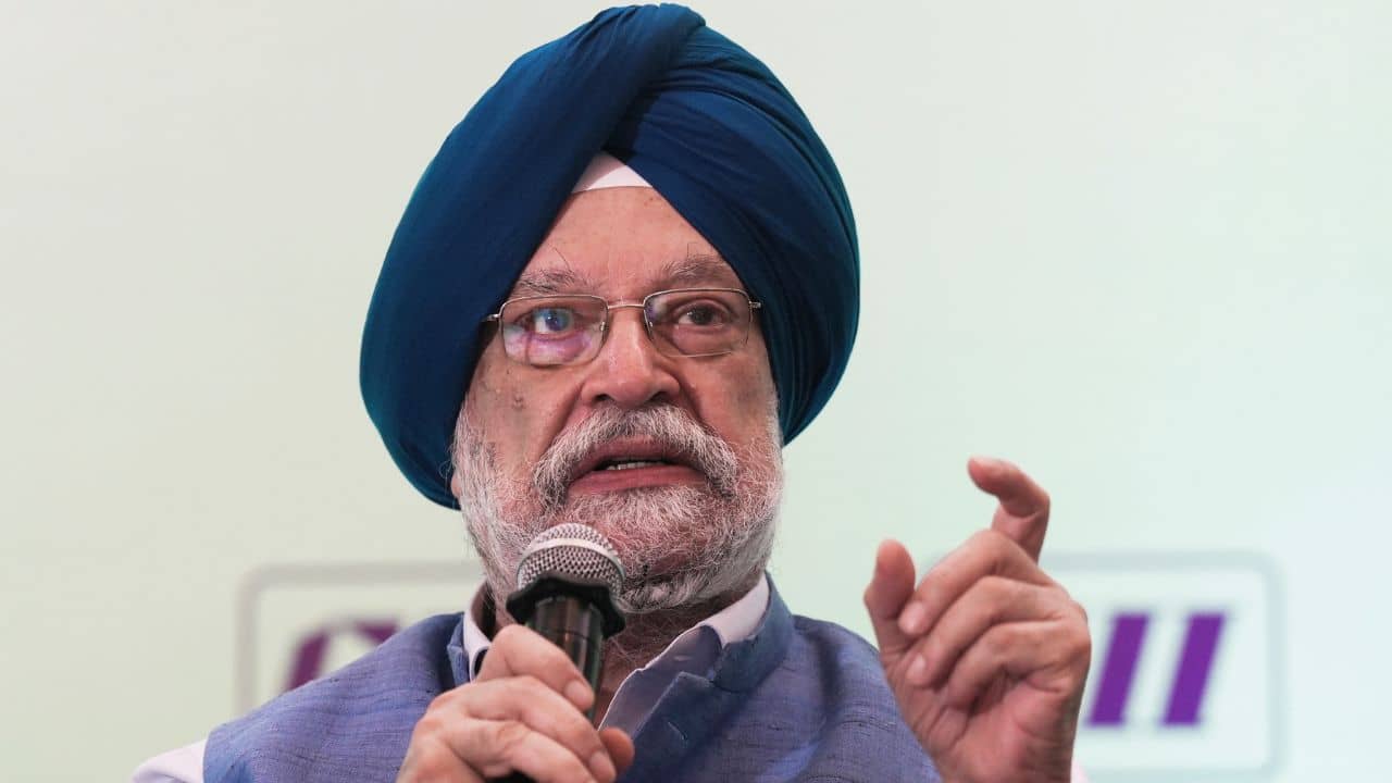 Hardeep Singh Puri: পেপার লিক নিয়ে খাড়্গেকে আক্রমণ, হঠাৎ কেন মনমোহনকে টেনে আনলেন কেন্দ্রীয় মন্ত্রী?