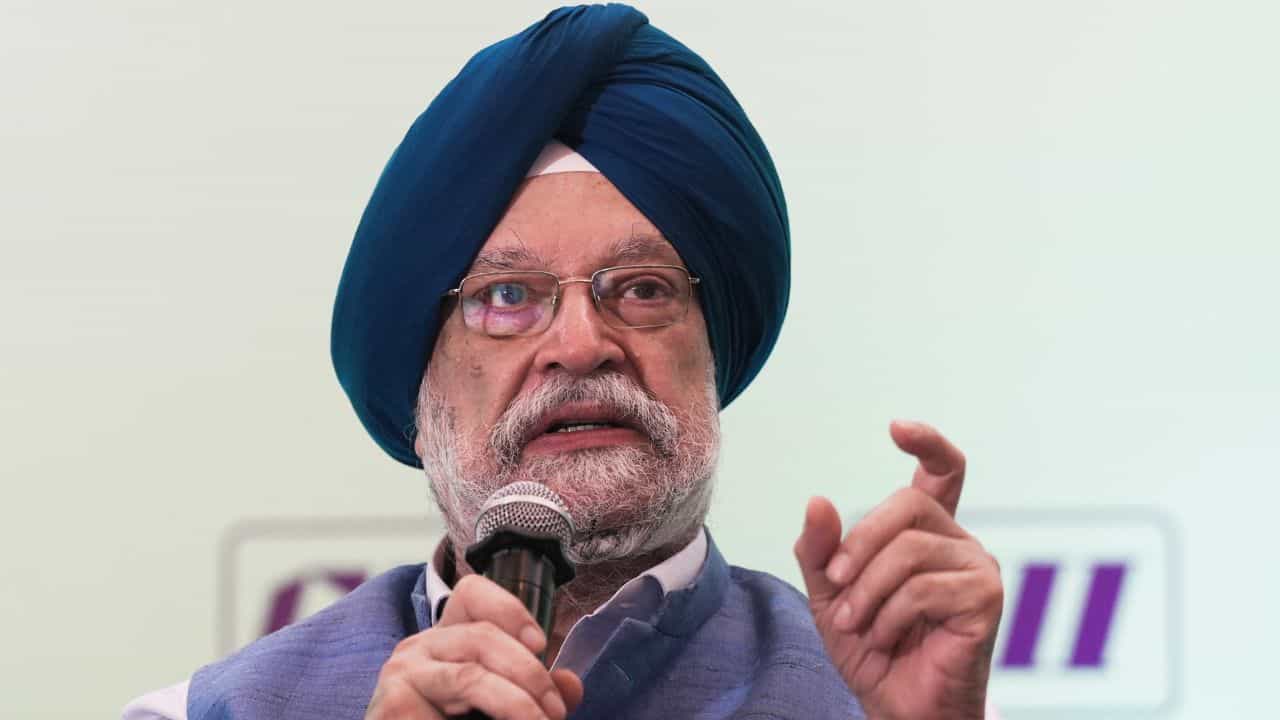 Hardeep Singh Puri: পেপার লিক নিয়ে খাড়্গেকে আক্রমণ, হঠাৎ কেন মনমোহনকে টেনে আনলেন কেন্দ্রীয় মন্ত্রী? Hardeep Singh Puri: পেপার লিক নিয়ে খাড়্গেকে আক্রমণ, হঠাৎ কেন মনমোহনকে টেনে আনলেন কেন্দ্রীয় মন্ত্রী?