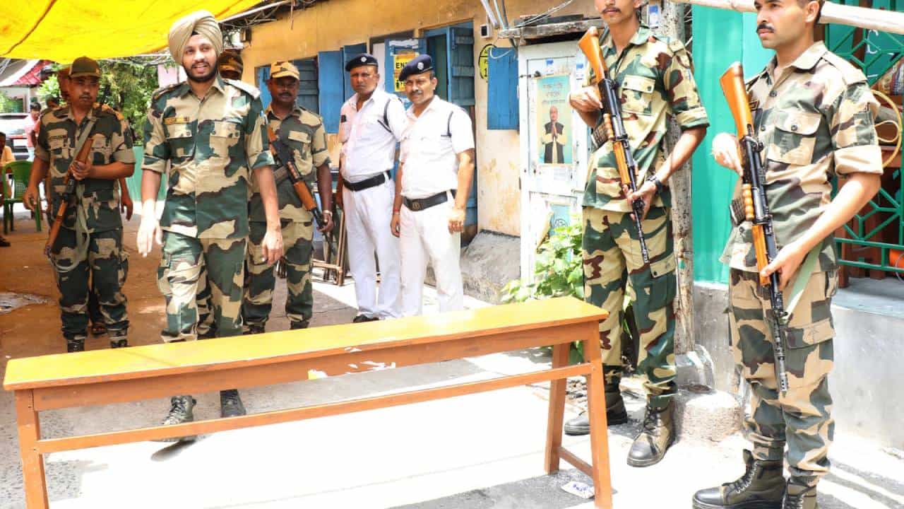 Haroa By-Elections: বিজেপিকে পিছনে ফেলে হাড়োয়ায় এগিয়ে আইএসএফ, তৃণমূল যদিও এক নম্বরেই Haroa By-Elections: বিজেপিকে পিছনে ফেলে হাড়োয়ায় এগিয়ে আইএসএফ, তৃণমূল যদিও এক নম্বরেই