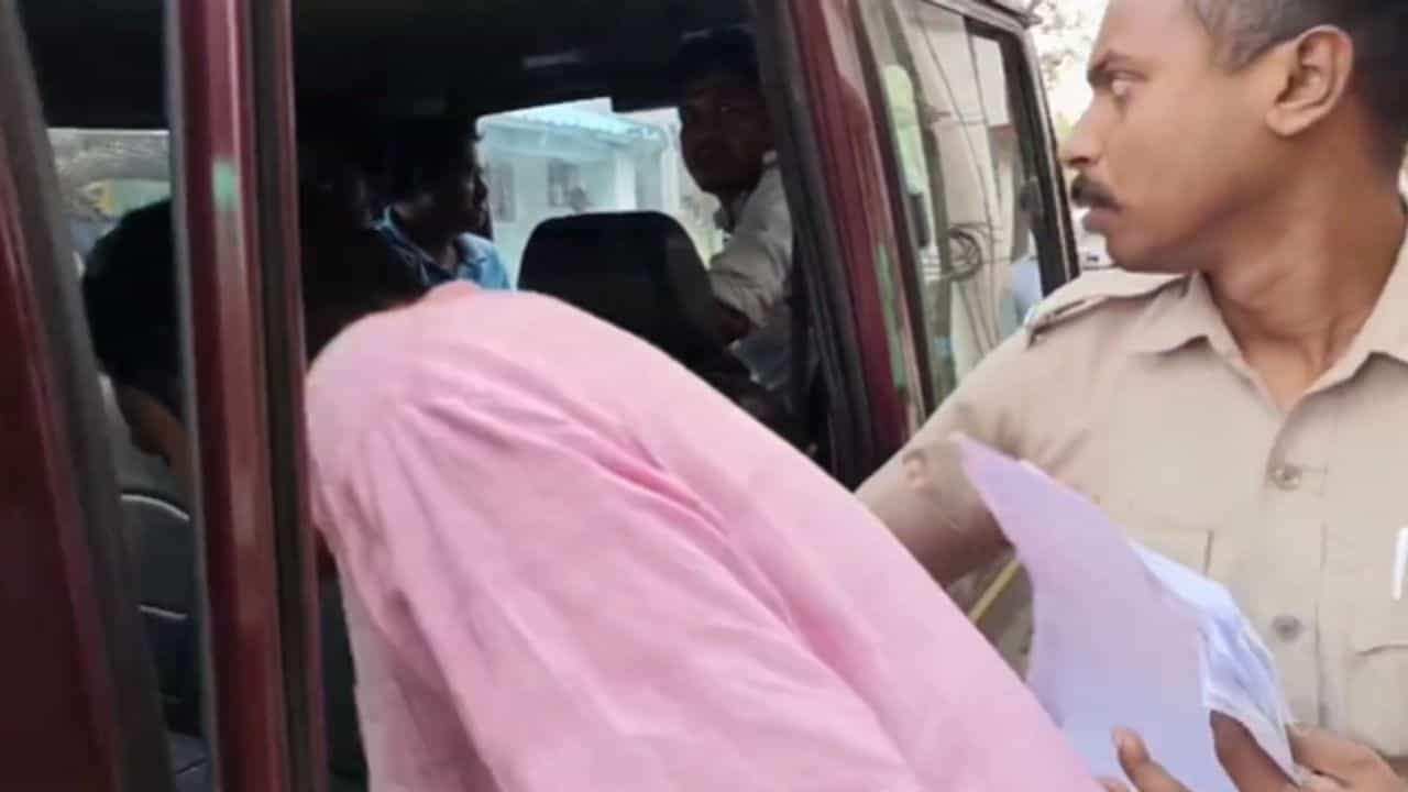 North 24 Parganas: ছাদ টপকে ঘরে ঢুকে দশম শ্রেণির ছাত্রীকে 'ধর্ষণ', গ্রেফতার PG-র চিকিৎসকের বাবা North 24 Parganas: ছাদ টপকে ঘরে ঢুকে দশম শ্রেণির ছাত্রীকে 'ধর্ষণ', গ্রেফতার PG-র চিকিৎসকের বাবা