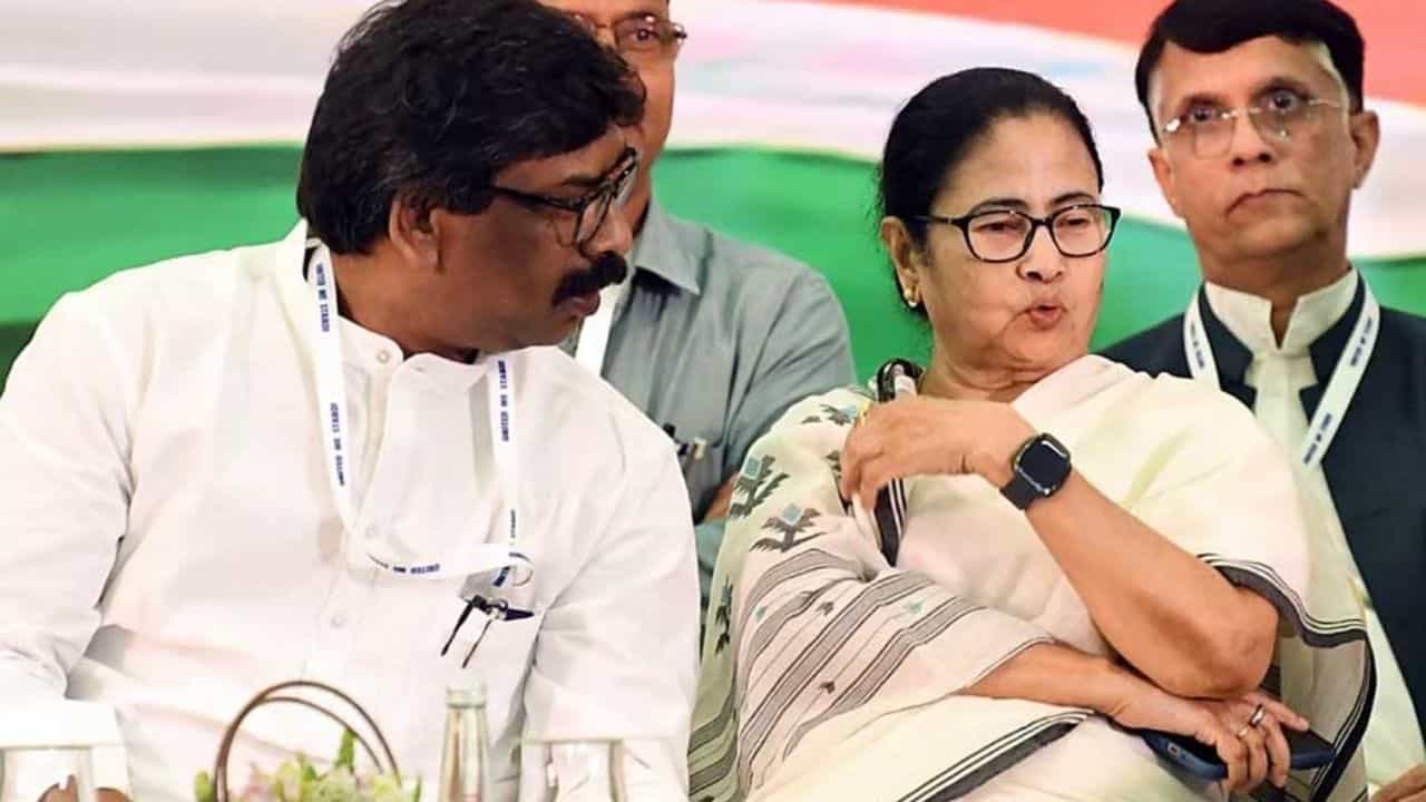 Hemant Soren: চতুর্থবার মুখ্যমন্ত্রী পদে শপথ হেমন্তের, গোঁসা ভুলে 'ভাই'য়ের ডাকে যাবেন মমতা Hemant Soren: চতুর্থবার মুখ্যমন্ত্রী পদে শপথ হেমন্তের, গোঁসা ভুলে 'ভাই'য়ের ডাকে যাবেন মমতা