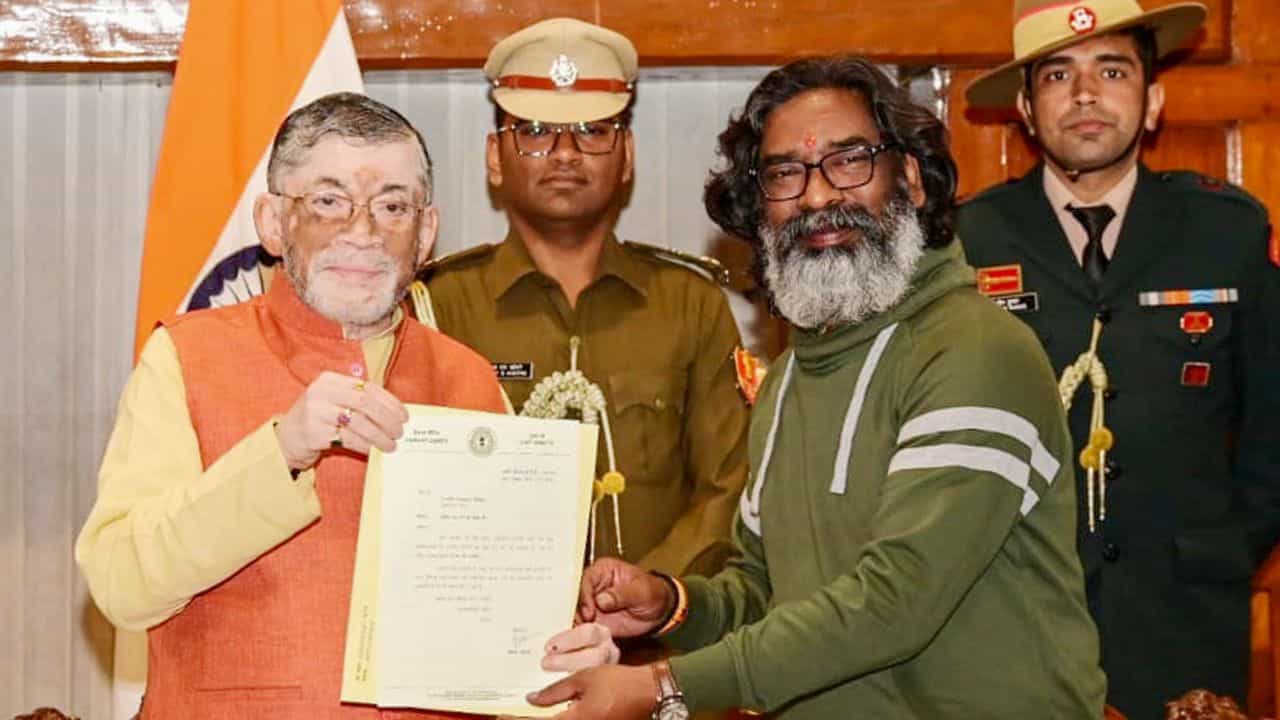 Hemant Soren: মুখ্যমন্ত্রিত্ব ছাড়লেন হেমন্ত, ঝাড়খণ্ডের নতুন মুখ্যমন্ত্রী কবে শপথ নেবেন? Hemant Soren: মুখ্যমন্ত্রিত্ব ছাড়লেন হেমন্ত, ঝাড়খণ্ডের নতুন মুখ্যমন্ত্রী কবে শপথ নেবেন?