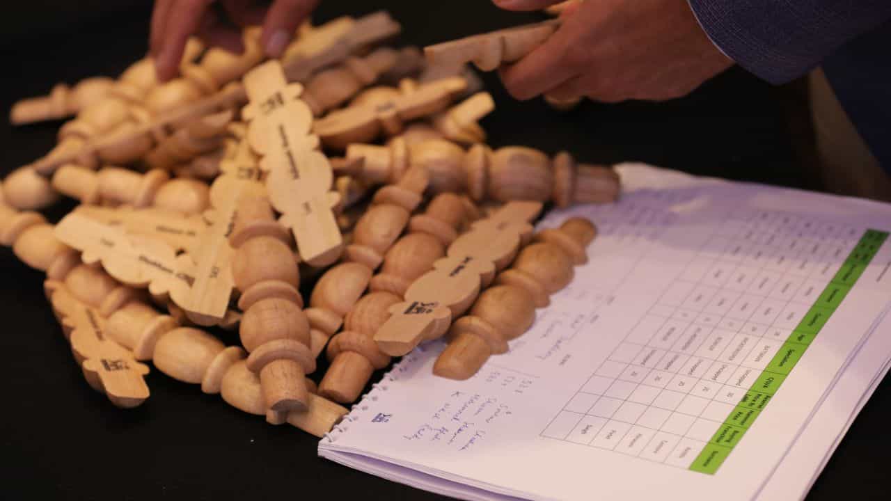 IPL Mega Auction: মেগা নিলামে কোন ফ্র্যাঞ্চাইজি কতজন ক্রিকেটার কিনে দল সাজাতে পারবে? রইল তালিকা IPL Mega Auction: মেগা নিলামে কোন ফ্র্যাঞ্চাইজি কতজন ক্রিকেটার কিনে দল সাজাতে পারবে? রইল তালিকা