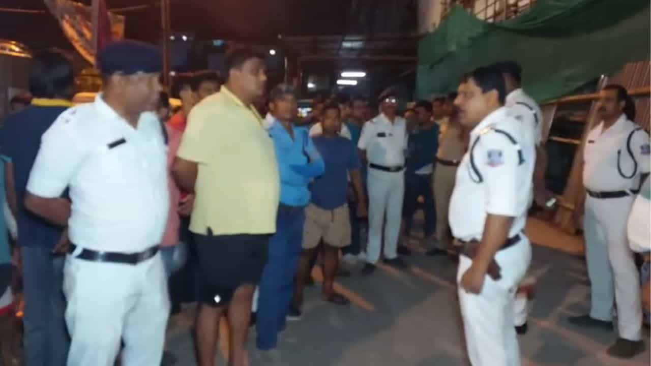 Shibpur: সাইকেল নিয়ে যাওয়ার পথে সজোরে ডাম্পারের ধাক্কা, মৃত্যু মহিলা সিভিক ভলান্টিয়রের Shibpur: সাইকেল নিয়ে যাওয়ার পথে সজোরে ডাম্পারের ধাক্কা, মৃত্যু মহিলা সিভিক ভলান্টিয়রের