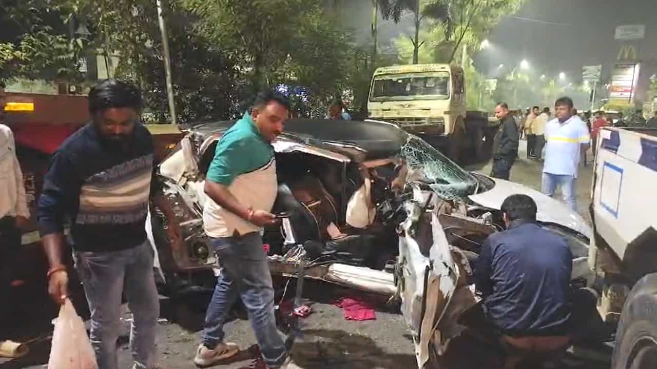 Howrah Accident: চোখের পলকেই সব শেষ! হাওড়ায় ভয়াবহ দুর্ঘটনার কবলে তৃণমূল বিধায়কের গাড়ি, মৃত ২, হাসপাতালে আরও ৩ Howrah Accident: চোখের পলকেই সব শেষ! হাওড়ায় ভয়াবহ দুর্ঘটনার কবলে তৃণমূল বিধায়কের গাড়ি, মৃত ২, হাসপাতালে আরও ৩