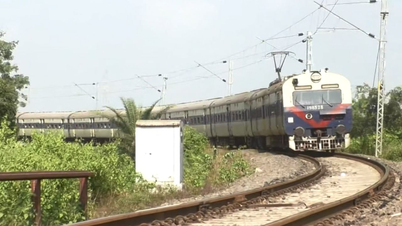 Howrah-Bankura New Train Route: আর নয় ব্রেক জার্নি! কলকাতা এক ধাক্কায় দূরত্ব কমেছে ৪৬ কিমি, দ্রুত বদলাতে পারে বাংলার এই দুই জেলার চালচিত্র