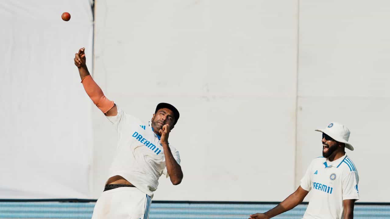 IND vs NZ: ডেঞ্জারাস ড্যারেলকে ফেরাতে ১৯ মিটার দৌড়ে অবিশ্বাস্য ক্যাচ অশ্বিনের IND vs NZ: ডেঞ্জারাস ড্যারেলকে ফেরাতে ১৯ মিটার দৌড়ে অবিশ্বাস্য ক্যাচ অশ্বিনের