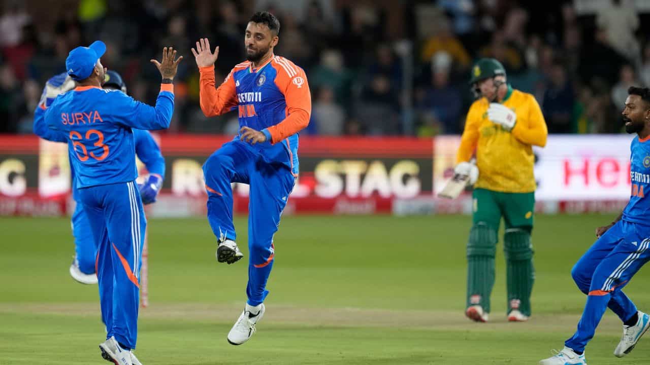 India vs South Africa T20 2024: অল্পের জন্য হ্যাটট্রিক মিস, চক্রবর্তীর চক্রব্যুহে দক্ষিণ আফ্রিকা! India vs South Africa T20 2024: অল্পের জন্য হ্যাটট্রিক মিস, চক্রবর্তীর চক্রব্যুহে দক্ষিণ আফ্রিকা!