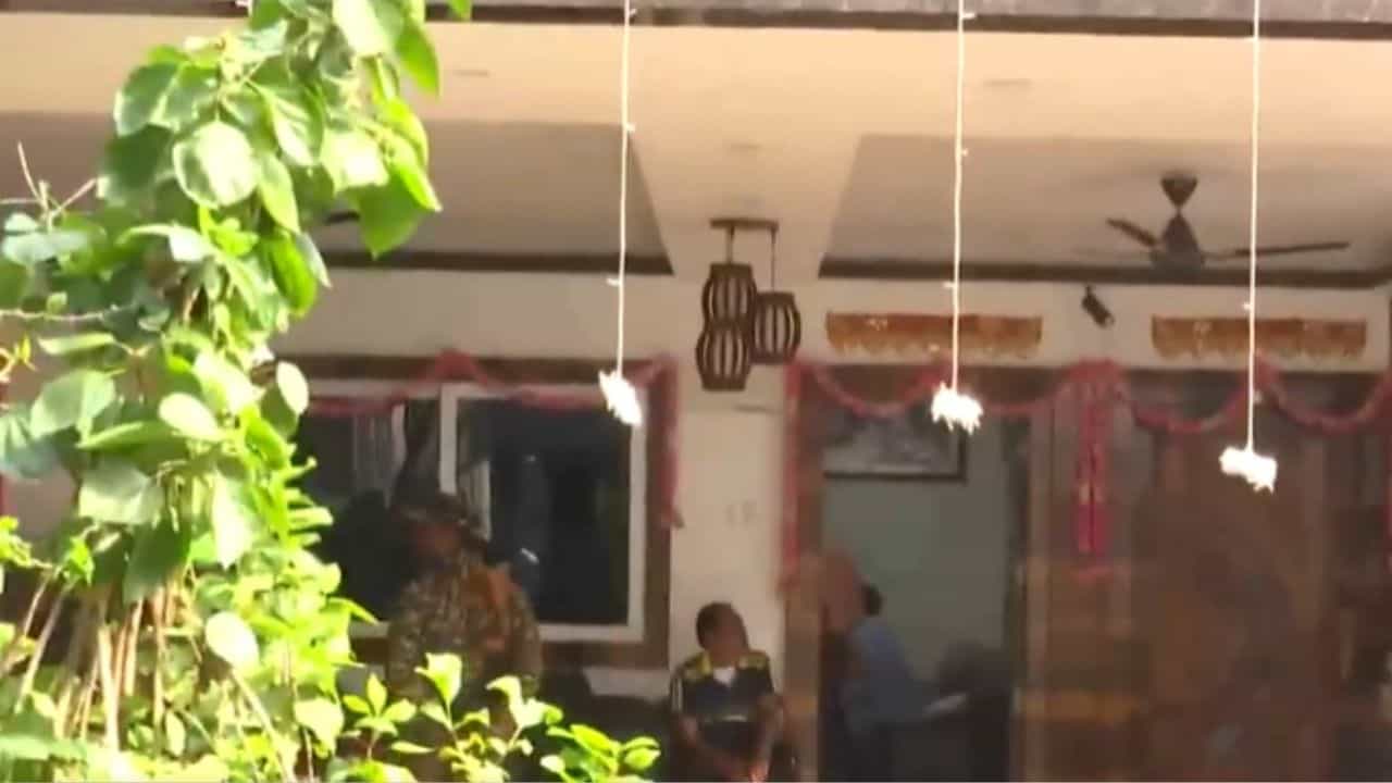 IT Raid: ভোটের মুখেই আয়কর হানা, সোজা মুখ্যমন্ত্রীর ব্যক্তিগত সচিবের বাড়িতে হাজির হল আধিকারিকরা IT Raid: ভোটের মুখেই আয়কর হানা, সোজা মুখ্যমন্ত্রীর ব্যক্তিগত সচিবের বাড়িতে হাজির হল আধিকারিকরা