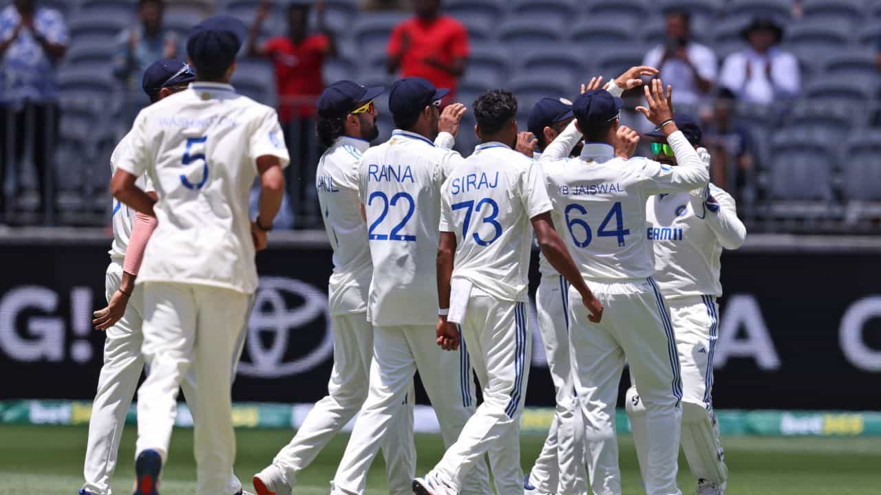India vs Australia: বুমরা-সিরাজদের দাপটে ছারখার অজিরা, পারথে ঐতিহাসিক জয় ভারতের India vs Australia: বুমরা-সিরাজদের দাপটে ছারখার অজিরা, পারথে ঐতিহাসিক জয় ভারতের