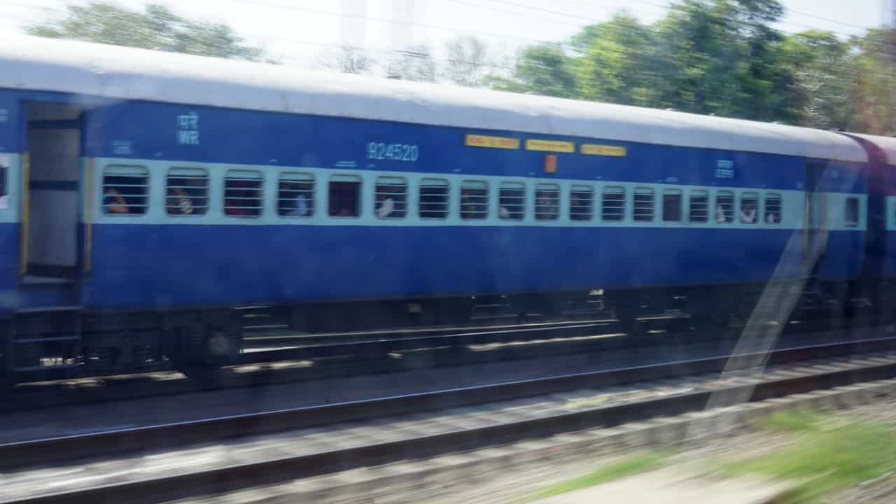 ভারতীয় রেলের এই ট্রেন থামিয়ে দিতে পারে বন্দে ভারতকেও, গতি ঘণ্টায় ১৬০ কিমি ভারতীয় রেলের এই ট্রেন থামিয়ে দিতে পারে বন্দে ভারতকেও, গতি ঘণ্টায় ১৬০ কিমি
