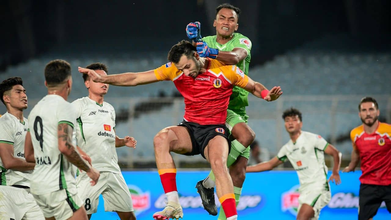 ISL 2024-25: নয় বনাম এগারোর ম্যাচ ড্র, মিনি ডার্বির আনন্দ শেষ রেফারির বাঁশিতে!